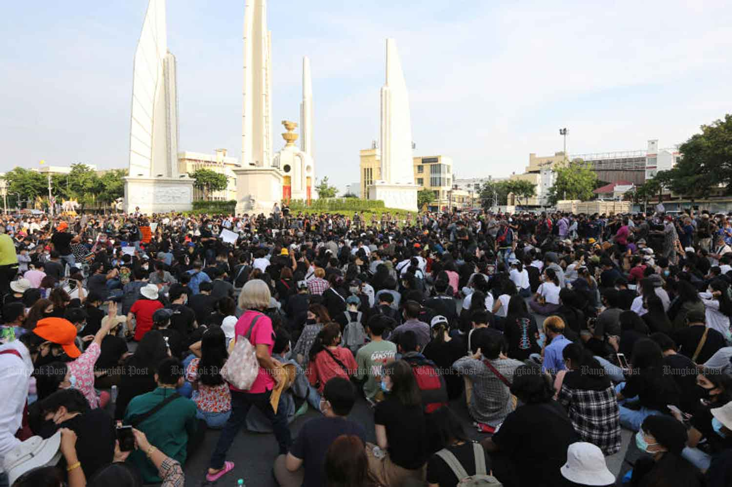 Anti-government protesters gather at the Democracy Monument in Bangkok on July 18. (Photo: Wichan Charoenkiatpakul) Anti-government protesters gather at the Democracy Monument in Bangkok on July 18. (Photo: Wichan Charoenkiatpakul)