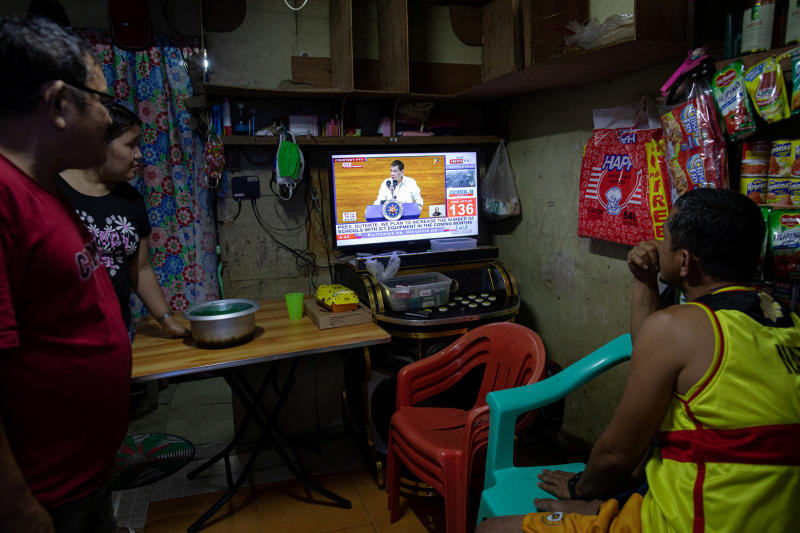 Filipinos watch President Rodrigo Duterte's fifth State of the Nation Address at a home, in Quezon City, Metro Manila, Philippines, July 27, 2020. (Reuters photo) Filipinos watch President Rodrigo Duterte's fifth State of the Nation Address at a home, in Quezon City, Metro Manila, Philippines, July 27, 2020. (Reuters photo)