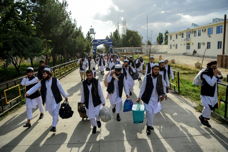 Hundreds of prisoners flee before Afghan forces end Islamic State jail siege
