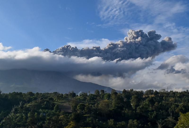 Indonesia's Mt Sinabung blasts tower of ash into sky