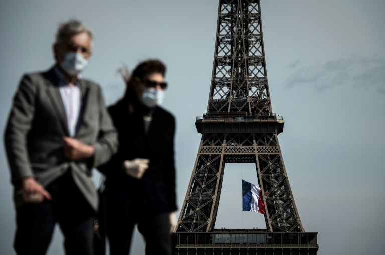 People in Paris aged 11 and over are now required to wear the masks in crowded areas and tourists hotspots. (AFP photo) People in Paris aged 11 and over are now required to wear the masks in crowded areas and tourists hotspots. (AFP photo)