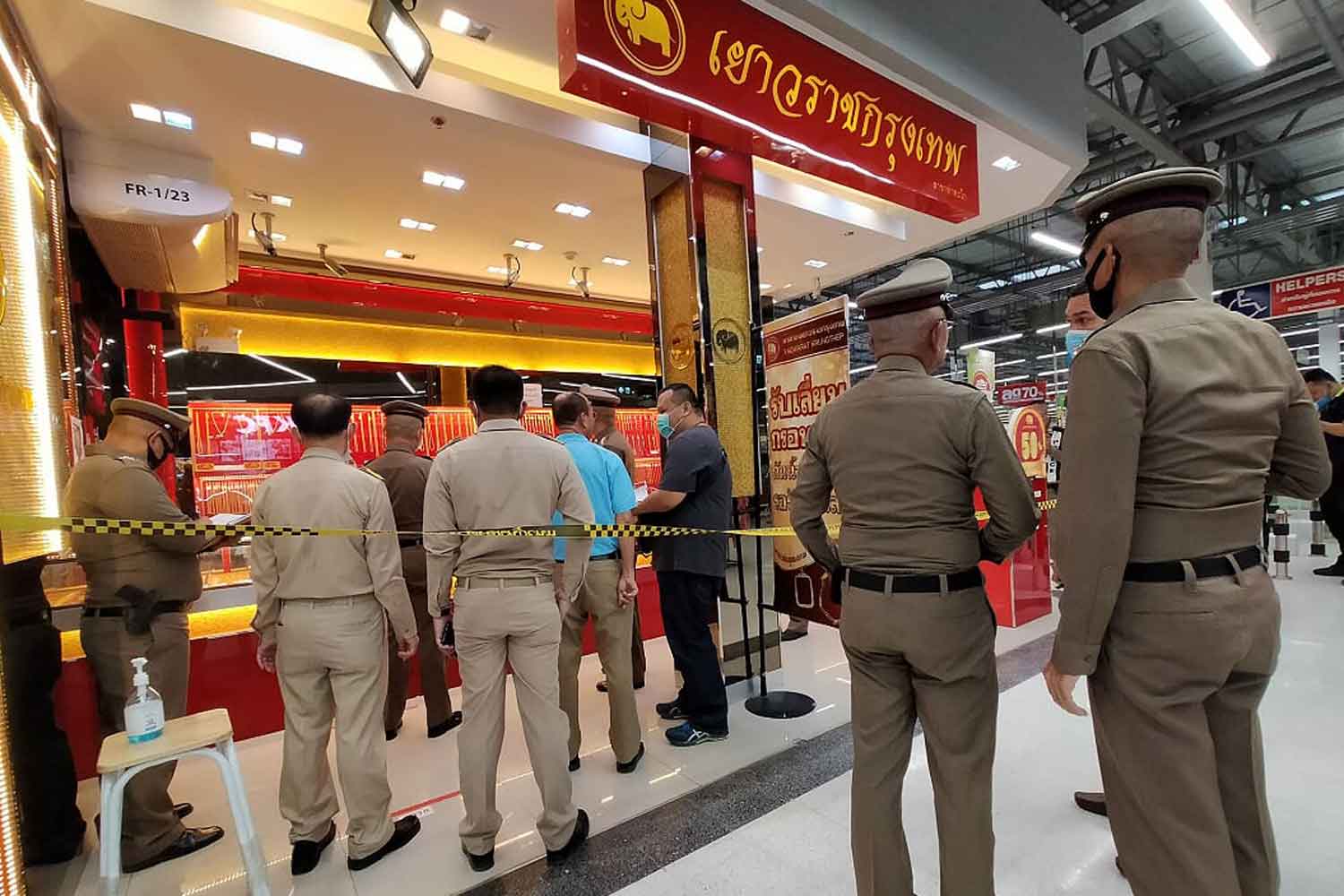 The Yaowarat-Bangkok gold shop in the Big C superstore in Nakhon Sawan's Tha Tako district is cordoned off by police after it was robbed of necklaces worth about 1.14 million baht on Monday afternoon. (Photo: Chalit Poomruang) The Yaowarat-Bangkok gold shop in the Big C superstore in Nakhon Sawan's Tha Tako district is cordoned off by police after it was robbed of necklaces worth about 1.14 million baht on Monday afternoon. (Photo: Chalit Poomruang)