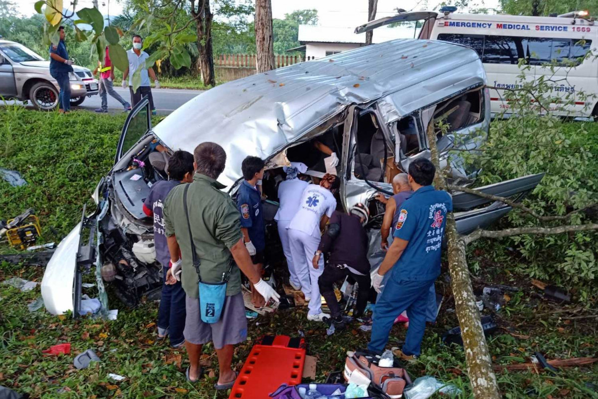 Bangkok Post - 1 killed, 10 hurt as van plunges into ditch in Surat Thani
