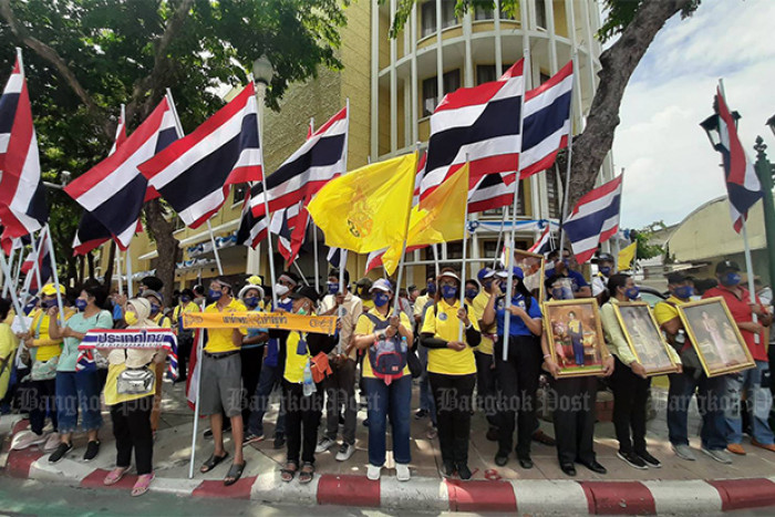 Pro-royalists disperse after countering student rally at Democracy Monument