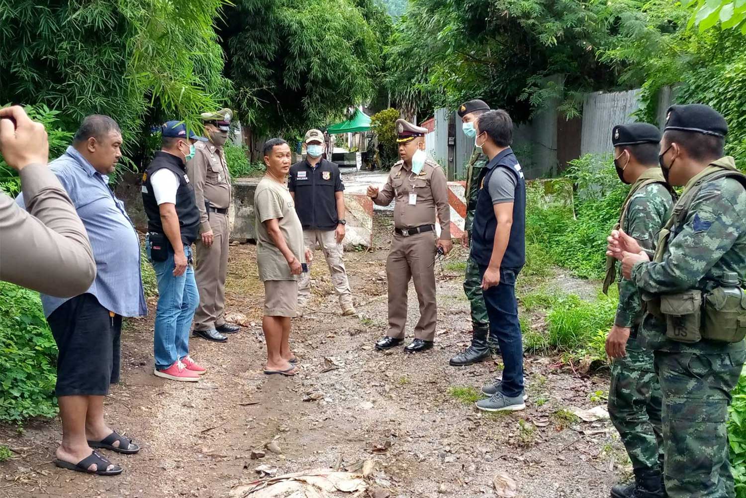 Police, soldiers and local officials inspect a natural border crossing near Three Pagoda Pass in Kanchanaburi province on Friday, to map out measures to prevent illegal immigration. (Photo: Piyarach Chongcharoen) Police, soldiers and local officials inspect a natural border crossing near Three Pagoda Pass in Kanchanaburi province on Friday, to map out measures to prevent illegal immigration. (Photo: Piyarach Chongcharoen)
