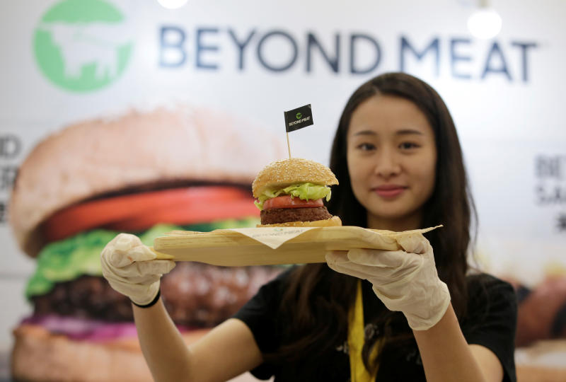 A staff member displays a burger with a Beyond Meat plant-based patty at VeggieWorld fair in Beijing, China Nov 8, 2019. (Reuters file photo) A staff member displays a burger with a Beyond Meat plant-based patty at VeggieWorld fair in Beijing, China Nov 8, 2019. (Reuters file photo)