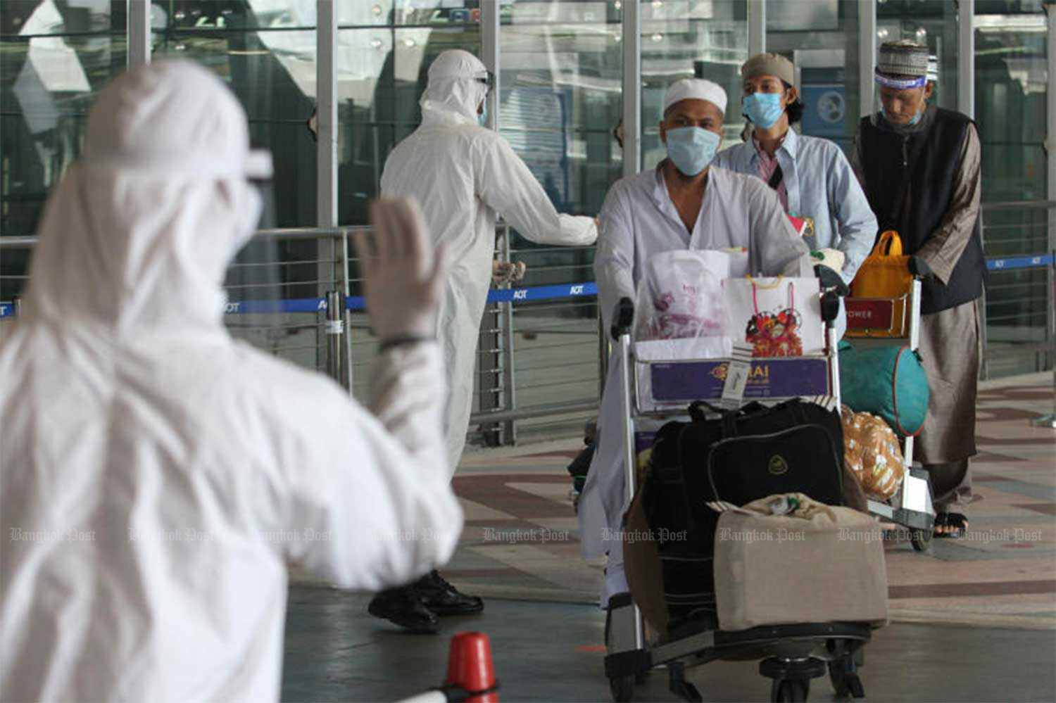 Thais and foreign nationals arrive from India at Suvarnabhumi airport on Sept 6 and were later taken to quarantine facilities. (Photo: Wichan Charoenkiatpakul)