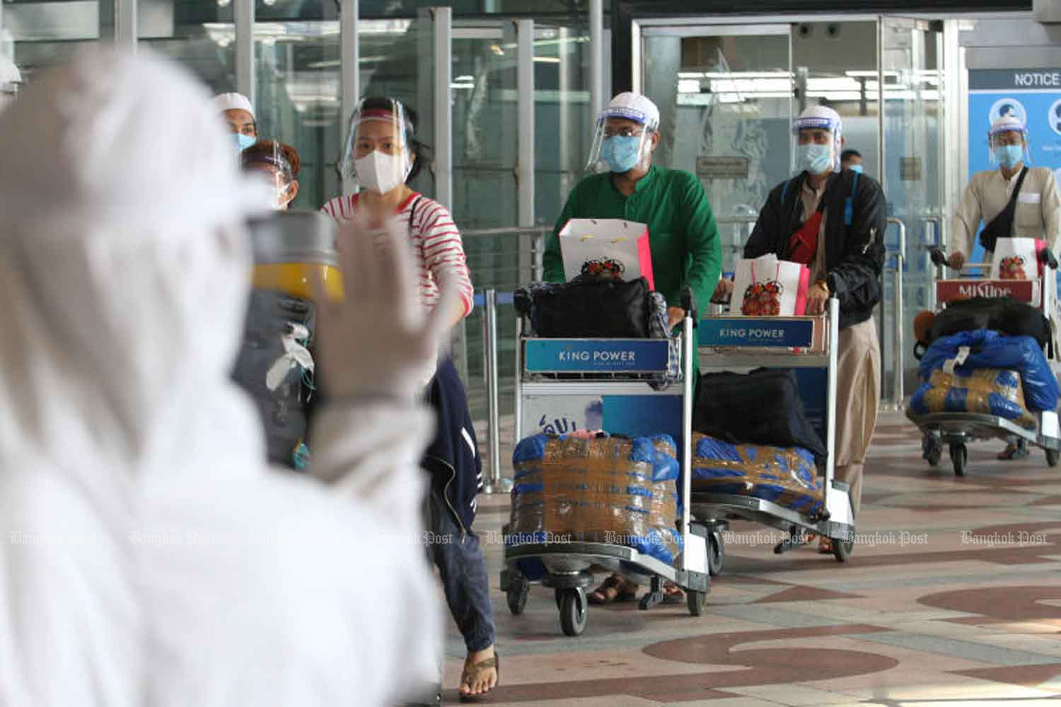 Passengers arrive from India at Suvarnabhumi airport on Sunday. Three of them were confirmed as new Covid-19 cases on Friday. (Photo: Wichan Charoenkiatpakul)