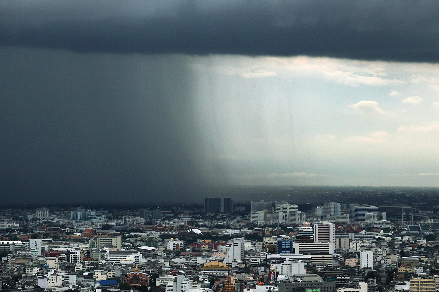 35 provinces are expected to be battered by heavy rain brought on by Tropical Storm Noul this weekend. (Bangkok Post file photo)