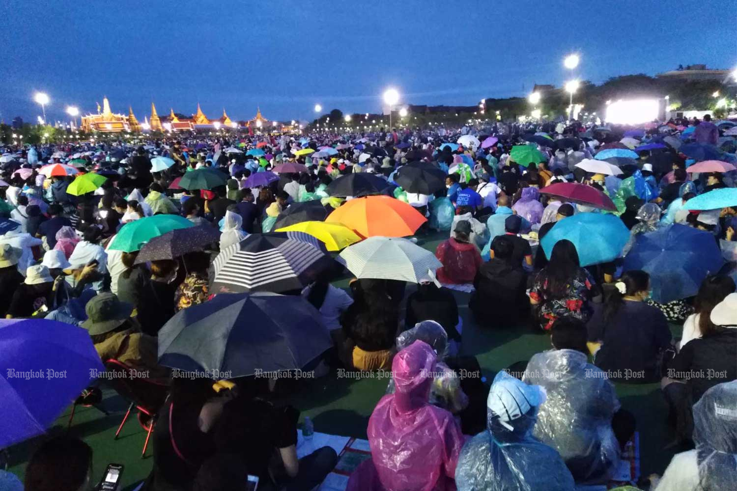 Demonstrators settle in on Saturday evening for what is expected to be a long night at Sanam Luang. (Photo by Apichit Jinakul)