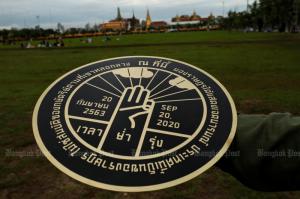 Protesters install 'new plaque' at Sanam Luang