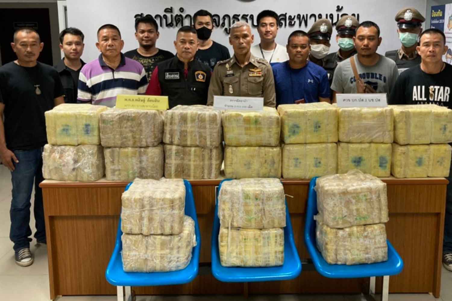 Police put on display packs of methamphetamine pills, about 2 million in total, seized from an abandoned pickup truck at a petrol station in Bang Saphan Noy district, Prachuap Khiri Khan province, on Tuesday night. (Photo by Chaiwat Satyaem)