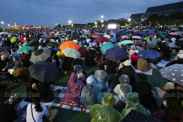 Protesters brave light rain during a pro-democracy rally at Sanam Luang on Sept 19, 2020. (Photo by Apichit Jinakul)