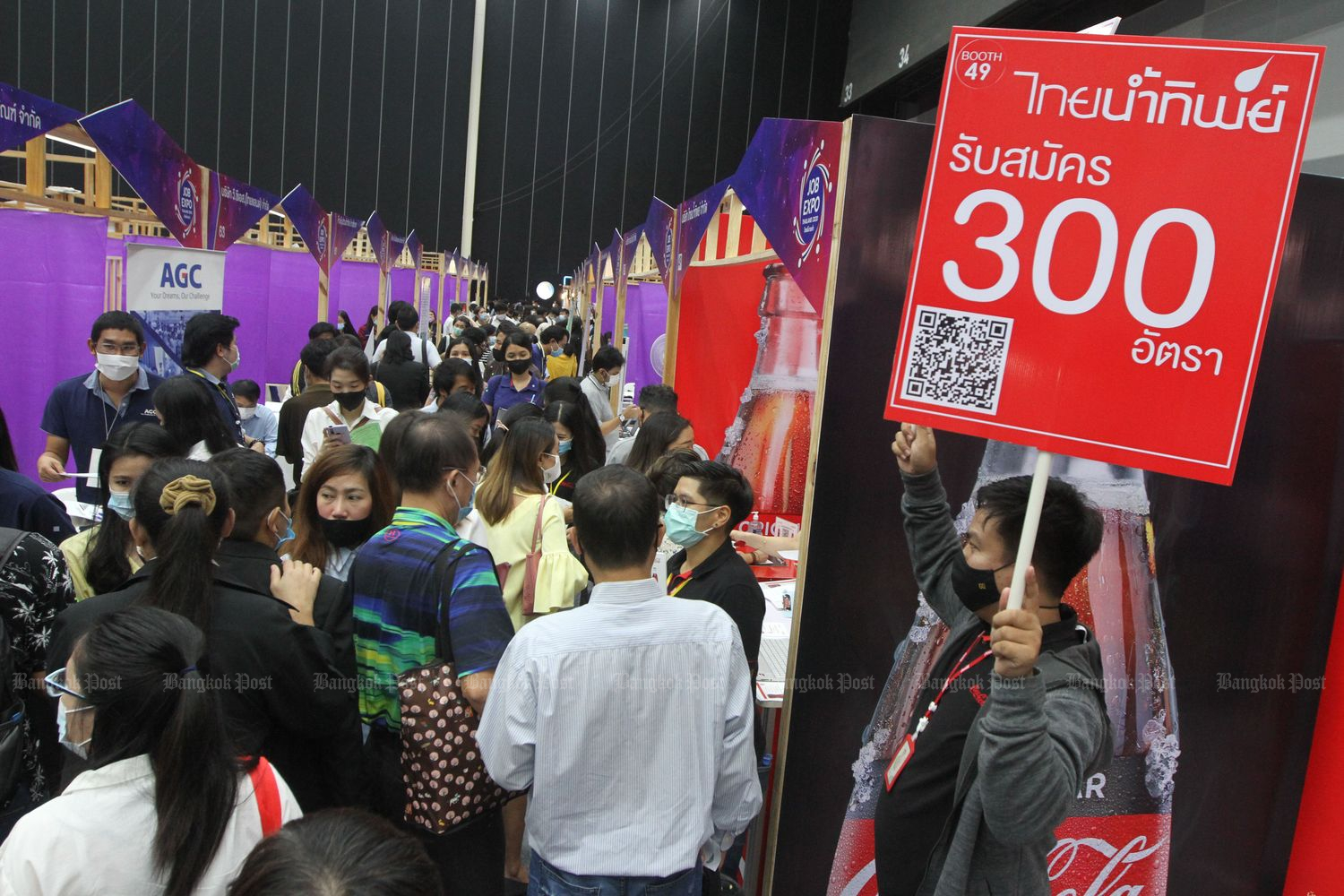 Job-seekers visit the Job Expo Thailand 2020 in Bangkok on Saturday. (Photo by Wichan Charoenkiatpakul)