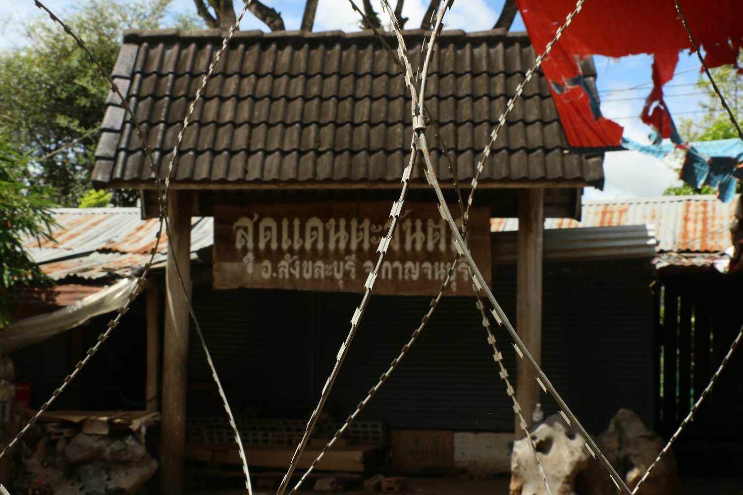 Razor wire blocks entry to the Three Pagodas pass crossing on the border with Myanmar, in Sangkhla Buri district of Kanchanaburi on Monday. (Photo by Piyarach Chongcharoen)