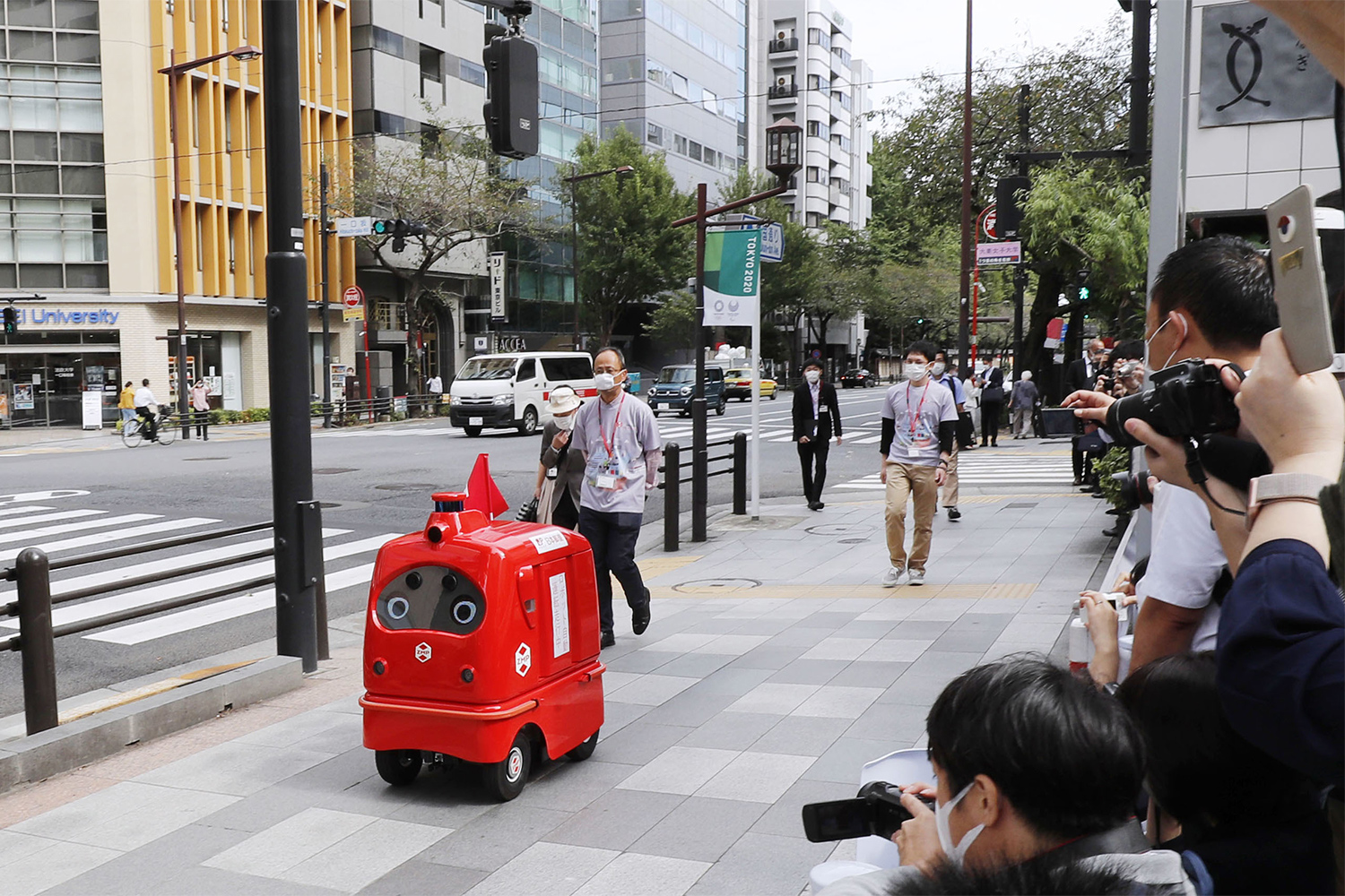Japan Post makes the first test run on a public road of its self-driving mail delivery robot in Tokyo on Wednesday. (Photo: Kyodo) Japan Post makes the first test run on a public road of its self-driving mail delivery robot in Tokyo on Wednesday. (Photo: Kyodo)