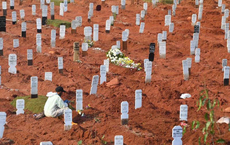 A gravedigger for victims of the Covid-19 coronavirus rests at the Pondok Ranggon cemetery in Jakarta on Sept 29, 2020. (AFP file photo) A gravedigger for victims of the Covid-19 coronavirus rests at the Pondok Ranggon cemetery in Jakarta on Sept 29, 2020. (AFP file photo)
