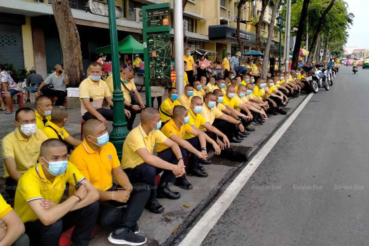 Yellow-clad strongmen along the side of Ratchadamnoen Avenue opposite the anti-government demonstrators in Bangkok on Wednesday. (Photo: Wichan Charoenkiatpakul)