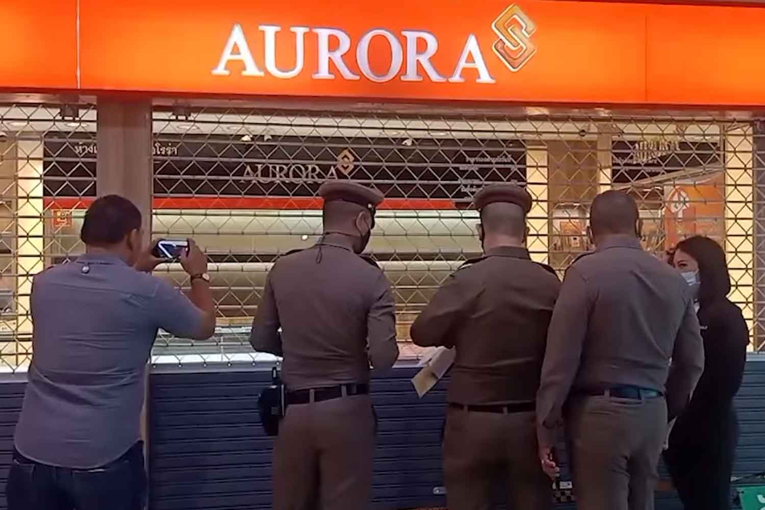 Police at the Aurora gold shop in Big C superstore mall, Rattanathibet, in Nonthaburi, after the holdup on Wednesday morning. The robber stole 11 gold rings. (Screenshot from Channel 8) Police at the Aurora gold shop in Big C superstore mall, Rattanathibet, in Nonthaburi, after the holdup on Wednesday morning. The robber stole 11 gold rings. (Screenshot from Channel 8)