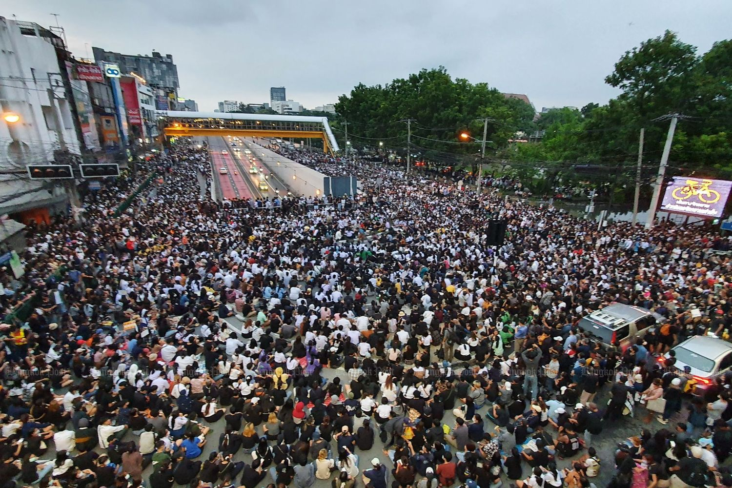 A view of the rally at Kasetsart intersection in Bangkok on Monday. (Photo by Varuth Hirunyatheb)