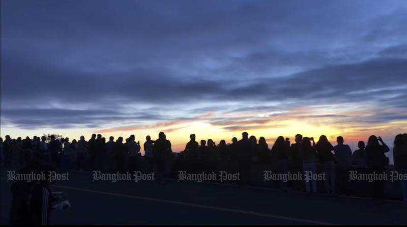 Tourists enjoy cooler temperatures at Doi Inthanon. Photo by Panumet Tanraksa