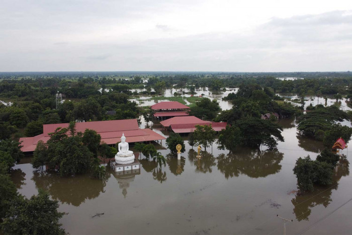 Storm warnings as typhoon enters Vietnam