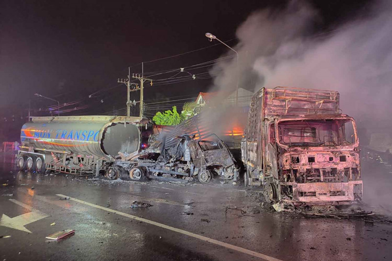 Bangkok Post - Chaos, horror as fuel tanker explodes after collision