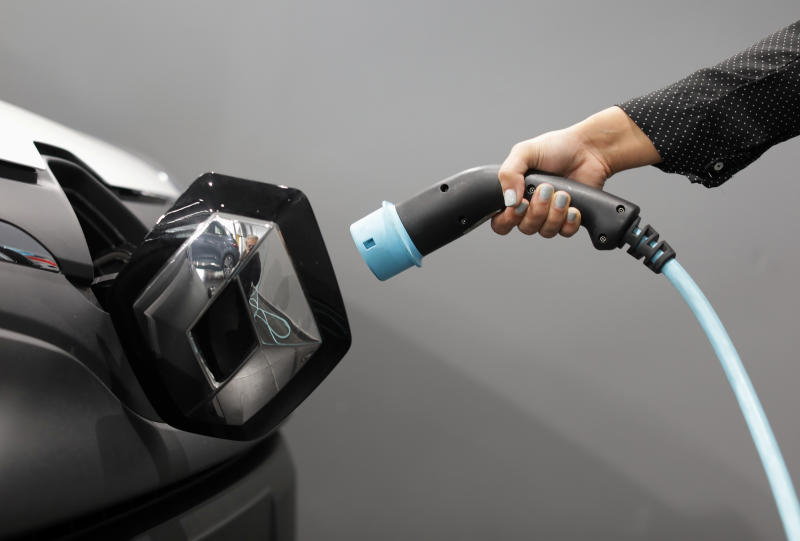 Govt unveils fresh tax breaks for electric vehicle makers Govt unveils fresh tax breaks for electric vehicle makers