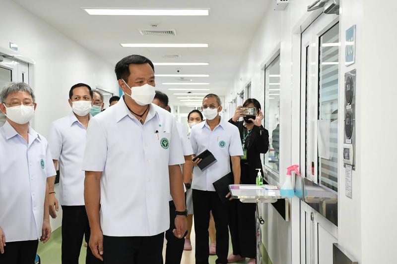 FILE PHOTO: Health Minister Anutin Charnvirakul (centre) visits Hungary's Foreign Minister Peter Szijjarto at the Bamrasnaradura Infectious Disease Institute in Nonthaburi province after Szijjarto tested positive for the Covid-19 novel coronavirus in Thailand, on Wednesday. (Ministry of Public Health photo)