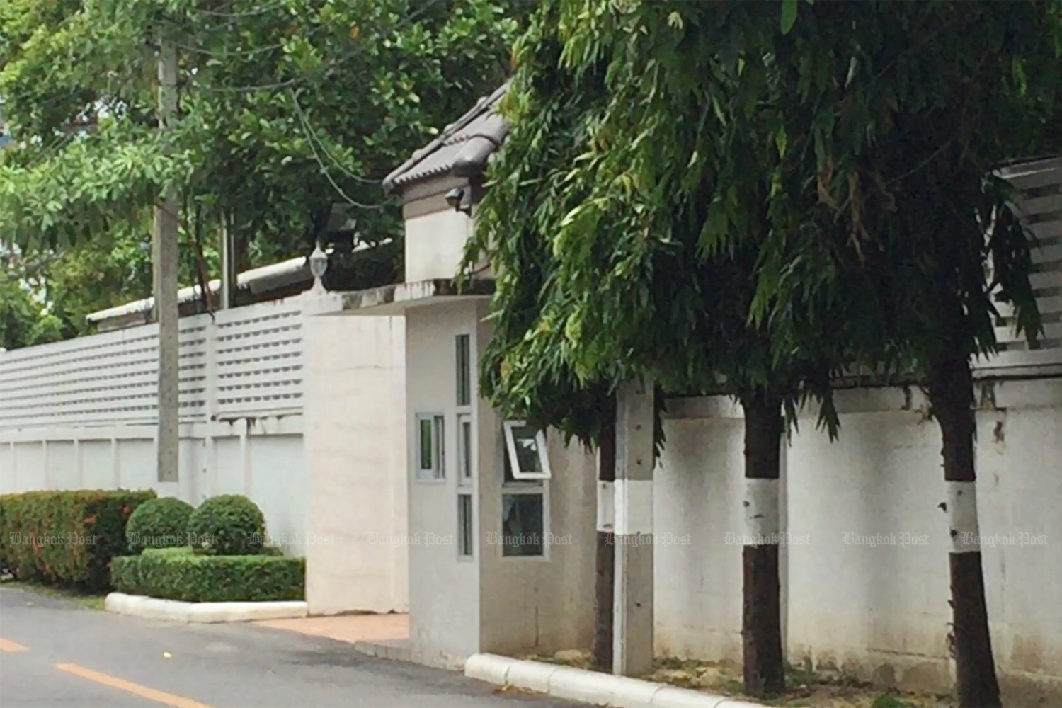 The exterior of the house owned by the 1st Infantry Regiment, King's Guard, where Prime Minister Prayut Chan-o-cha and his family live. (Photo: Wassana Nanuam)