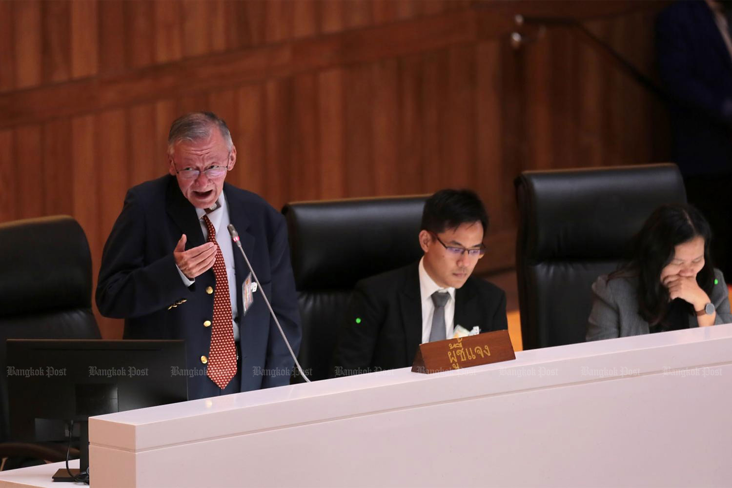 Jon Ungphakorn, director of the Internet Dialogue on Law Reform, speaks during the first of a two-day parliamentary session to debate seven draft bills. (Photo by Chanat Katanyu)