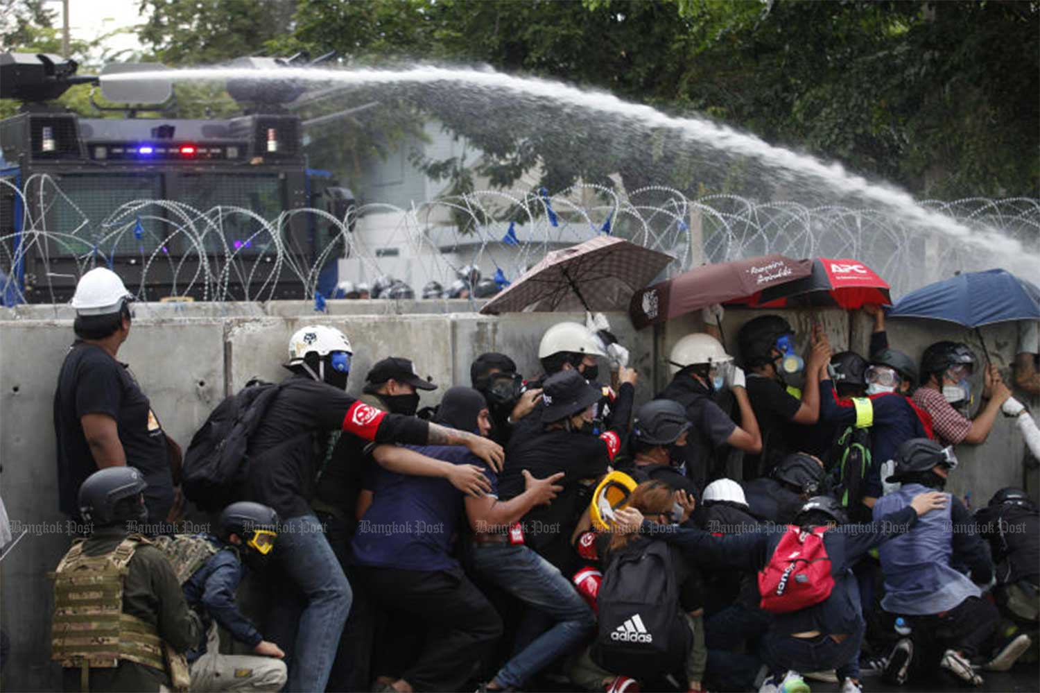 Police fire water cannon to disperse pro-democracy demonstrators trying to break through barricades set up outside parliament on Tuesday. (Photo:Wichan Charoenkiatpakul