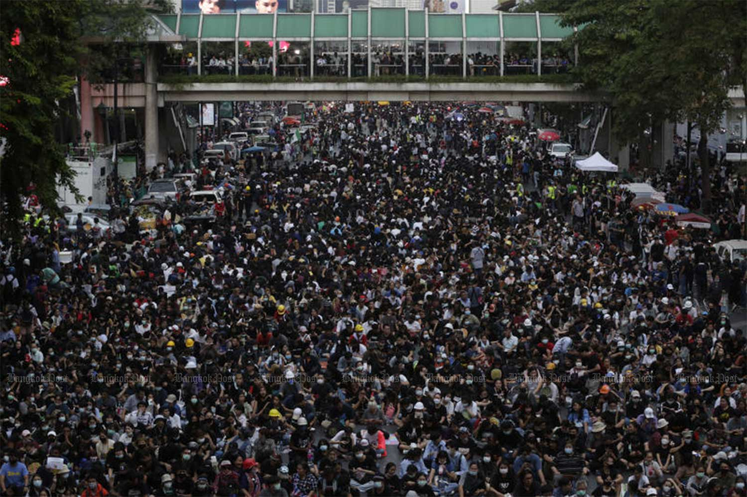 Anti-government protesters pack Rama 1 Road and Ratchaprasong intersection during their huge rally near police headquarters on Wednesday night. (Photo: Pornprom Satrabhaya)