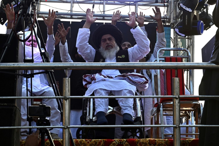 Pakistani hardline cleric Khadim Hussain Rizvi gained mass support and rose to become one of the country's most feared figures. (AFP Photo) Pakistani hardline cleric Khadim Hussain Rizvi gained mass support and rose to become one of the country's most feared figures. (AFP Photo)
