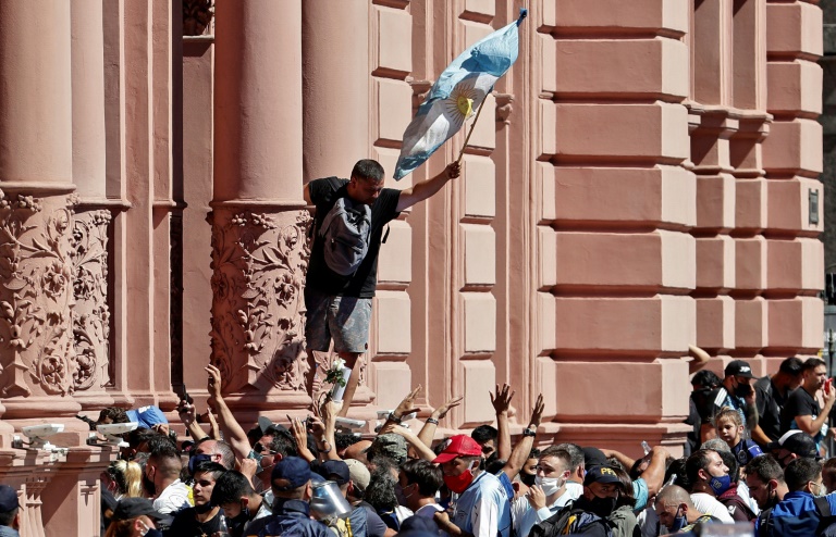 Police clash with fans at Maradona's wake