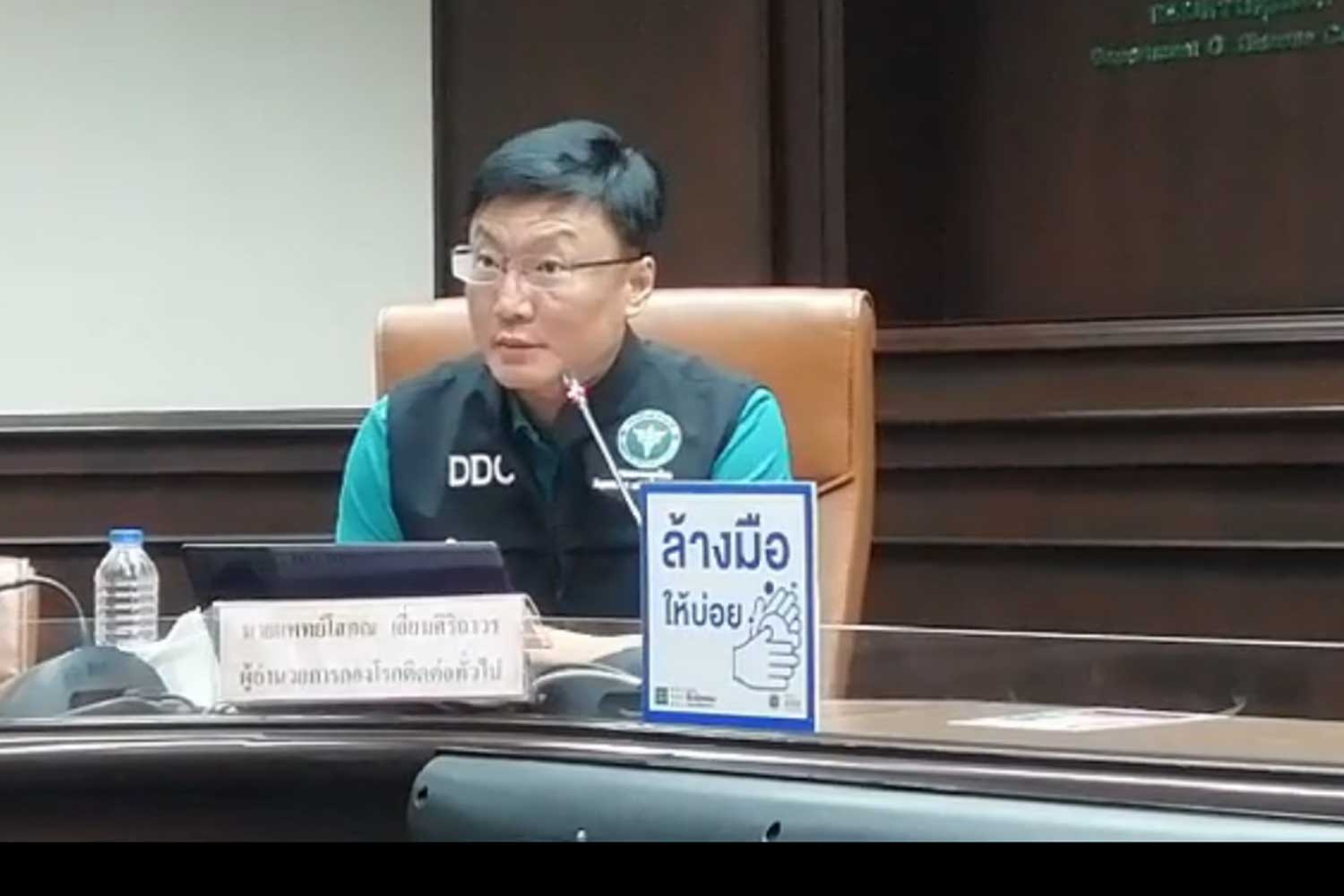 Dr Sopon Liamsirithavorn, director of the Communicable Diseases Division, briefs reporters on the movements of a woman diagnosed with Covid-19 in Chiang Mai. Dr Sopon Liamsirithavorn, director of the Communicable Diseases Division, briefs reporters on the movements of a woman diagnosed with Covid-19 in Chiang Mai.