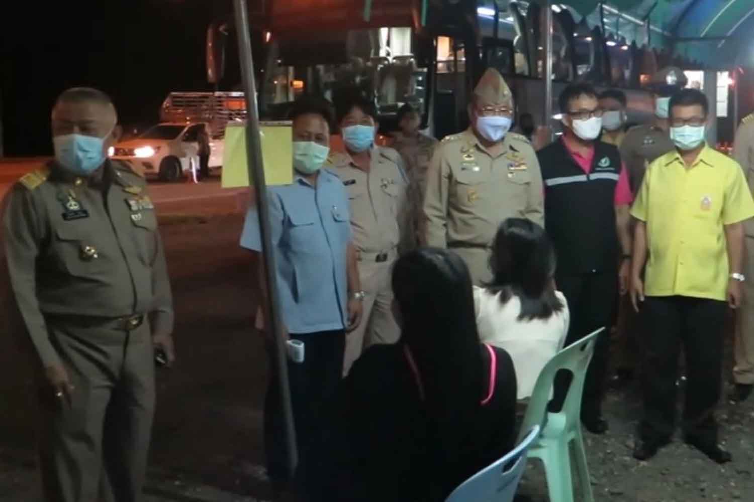 Chiang Mai governor Charoensit Sanguansat, standing third from right, visits a Covid-19 checkpoint on the road between Doi Saket and Chiang Mai on Tuesday morning. (Photo: Phanumet Tanraksa) Chiang Mai governor Charoensit Sanguansat, standing third from right, visits a Covid-19 checkpoint on the road between Doi Saket and Chiang Mai on Tuesday morning. (Photo: Phanumet Tanraksa)