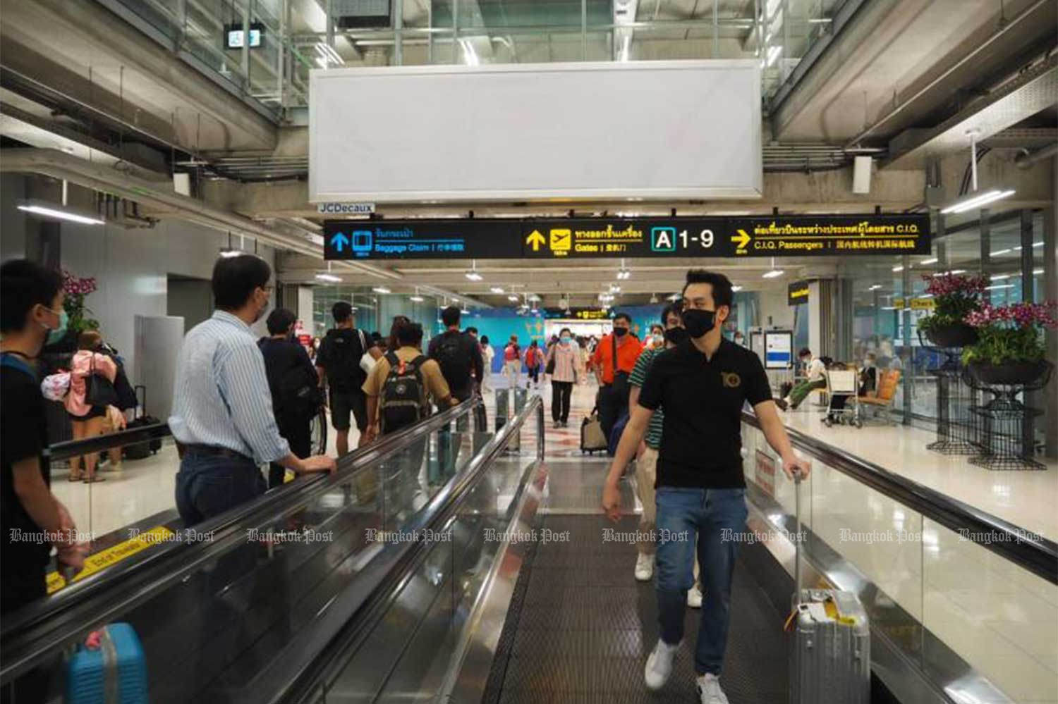 Passengers arrive at Suvarnabhumi airport on Monday, and head for quarantine. (Photo: Dusida Worrachaddejchai)