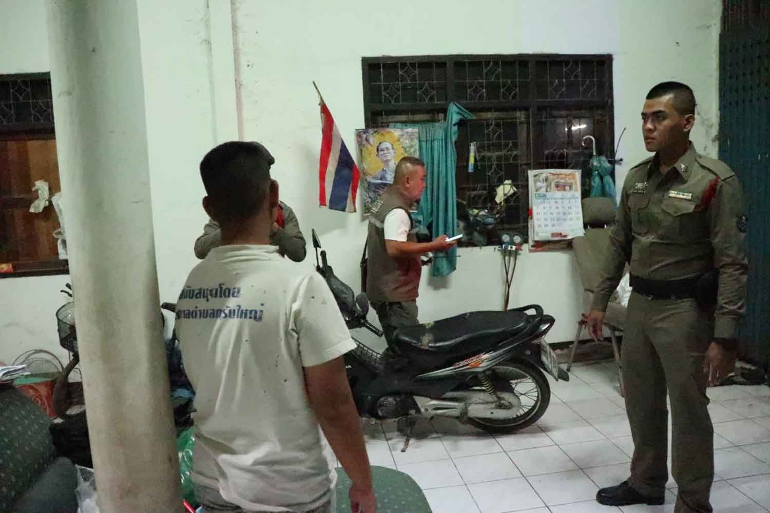 Police at the house in Moo 5 village, tambon Krab Yai in Ratchaburi's Ban Pong district, where a 15-year-old boy stabbed his father to death on Monday evening. (Photo: Saichol Srinuanchan)