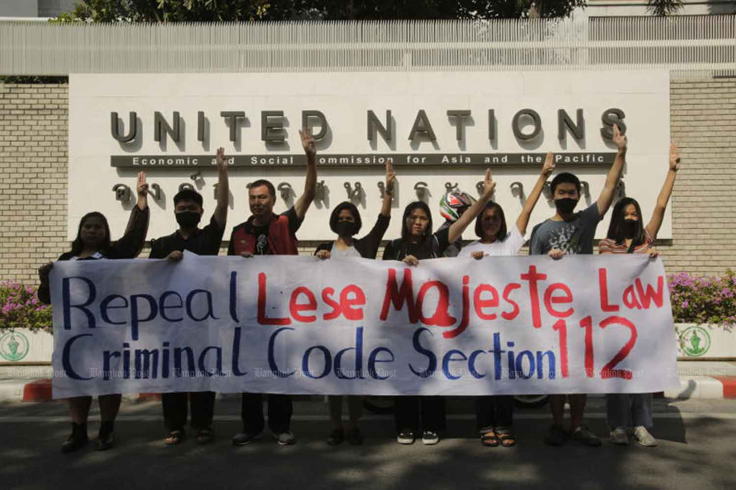 Anti-government demonstrators gather in front of the United Nations Conference Centre on Ratchadamnoen Avenue in Bangkok on Thursday, calling for the repeal of Section 112 of the Criminal Code. (Photo: Pornprom Satrabhaya)