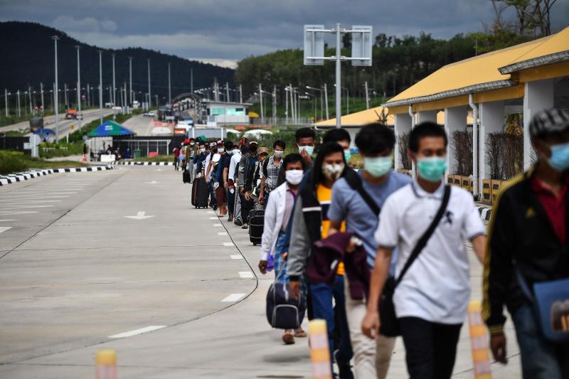 People line up to have their temperatures taken as a preventive measure against the spread of the COVID-19 novel coronavirus at the Ministry of Transport at the border crossing over the second Thai-Myanmar Friendship Bridge in Mae Sot in Tak province on Oct 29, 2020. (AFP file photo)