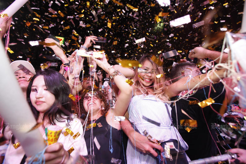 Tourists celebrate New Year on Khan San Road during better times. Festivities are allowed this year, but only if rules to stop the spread of Covid-19 are fully enforced. (File photo)