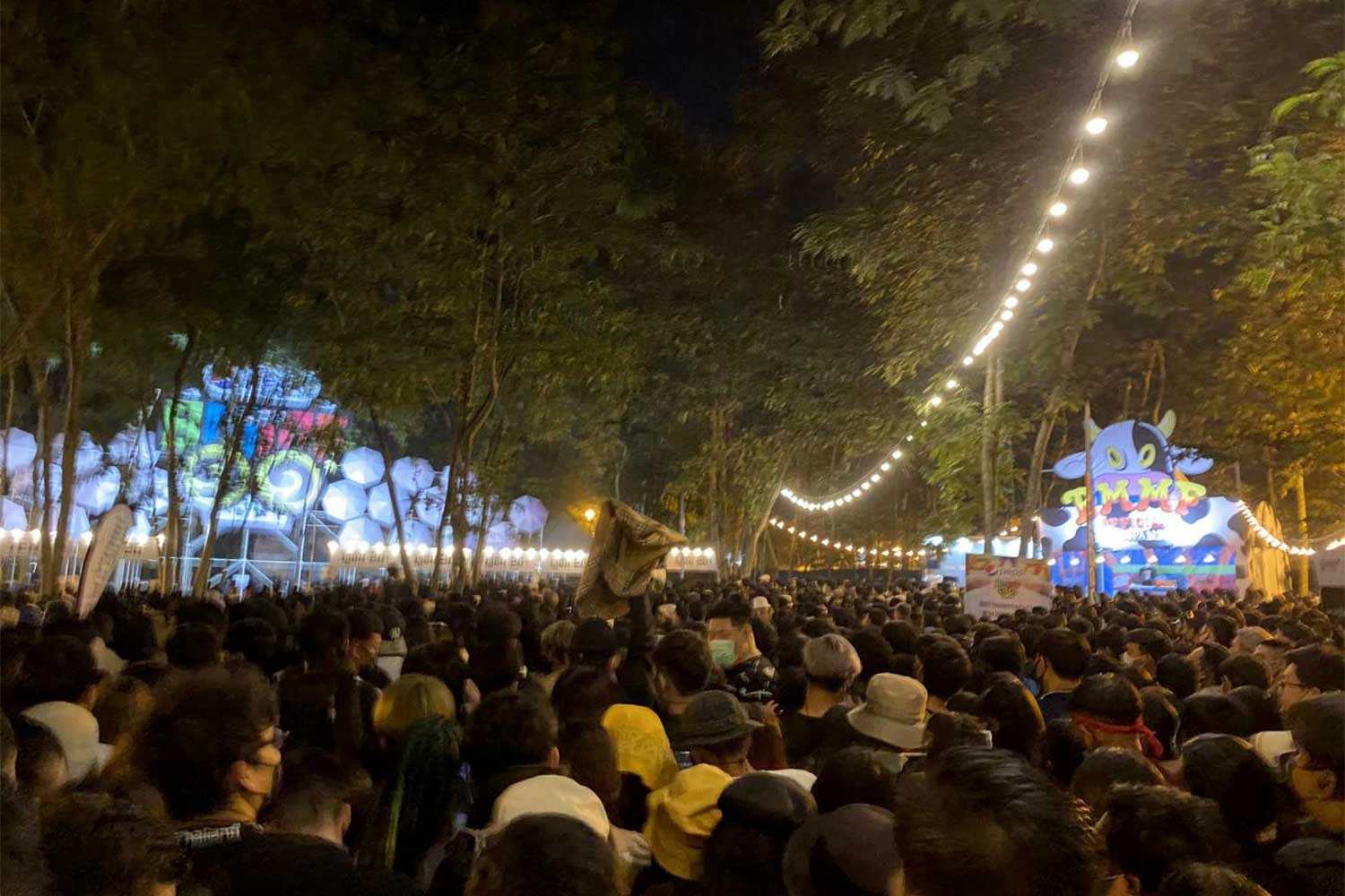 Concert-goers crowd the Big Mountain Music Festival in Pak Chong district of Nakhon Ratchasima on Saturday. (Photo from @paiyoonaima Twitter account) Concert-goers crowd the Big Mountain Music Festival in Pak Chong district of Nakhon Ratchasima on Saturday. (Photo from @paiyoonaima Twitter account)
