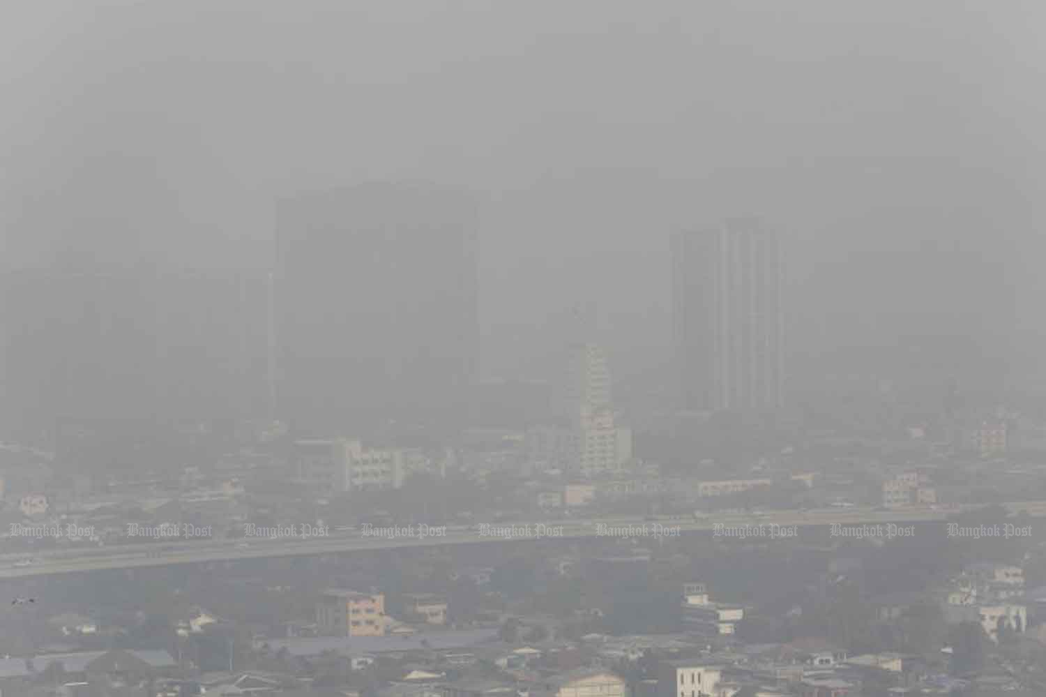 Bangkok, as seen from a condominium in Bang Pho area, is covered with heavy smog on Monday. (Photo: Pornprom  Satrabhaya)