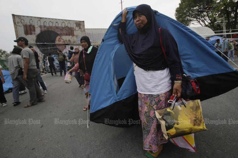 Locals opposed to the Chana Industrial Estate project in Songkhla on Monday move from Chamai Maruchet bridge to set up makeshift tents along the Prem Prachakorn canal in front of Government House. The cabinet on Tuesday agreed to postpone the planned construction. (Photo by Pornprom Satrabhaya)