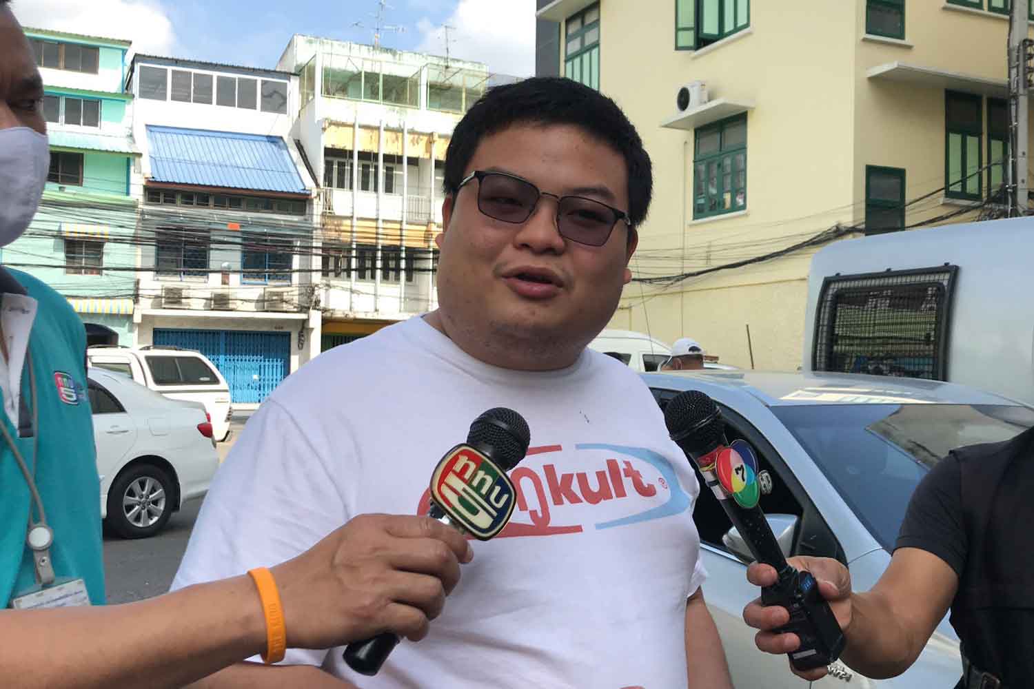 Parit "Penguin" Chiwarak talks to reporters on his arrival at Samranrat police station on Wednesday morning. (Photo supplied)