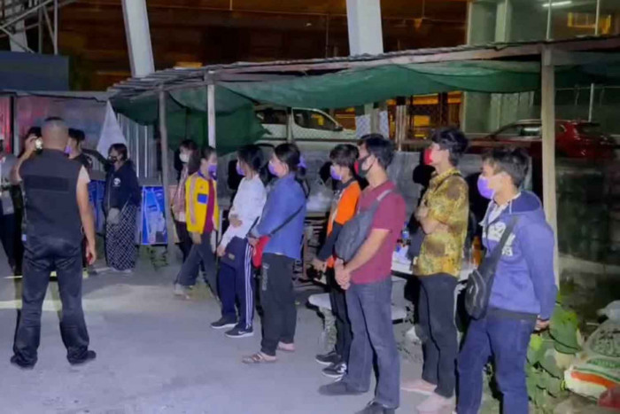 Covid-zone workers dumped in Samut Prakan - Vimarsana News