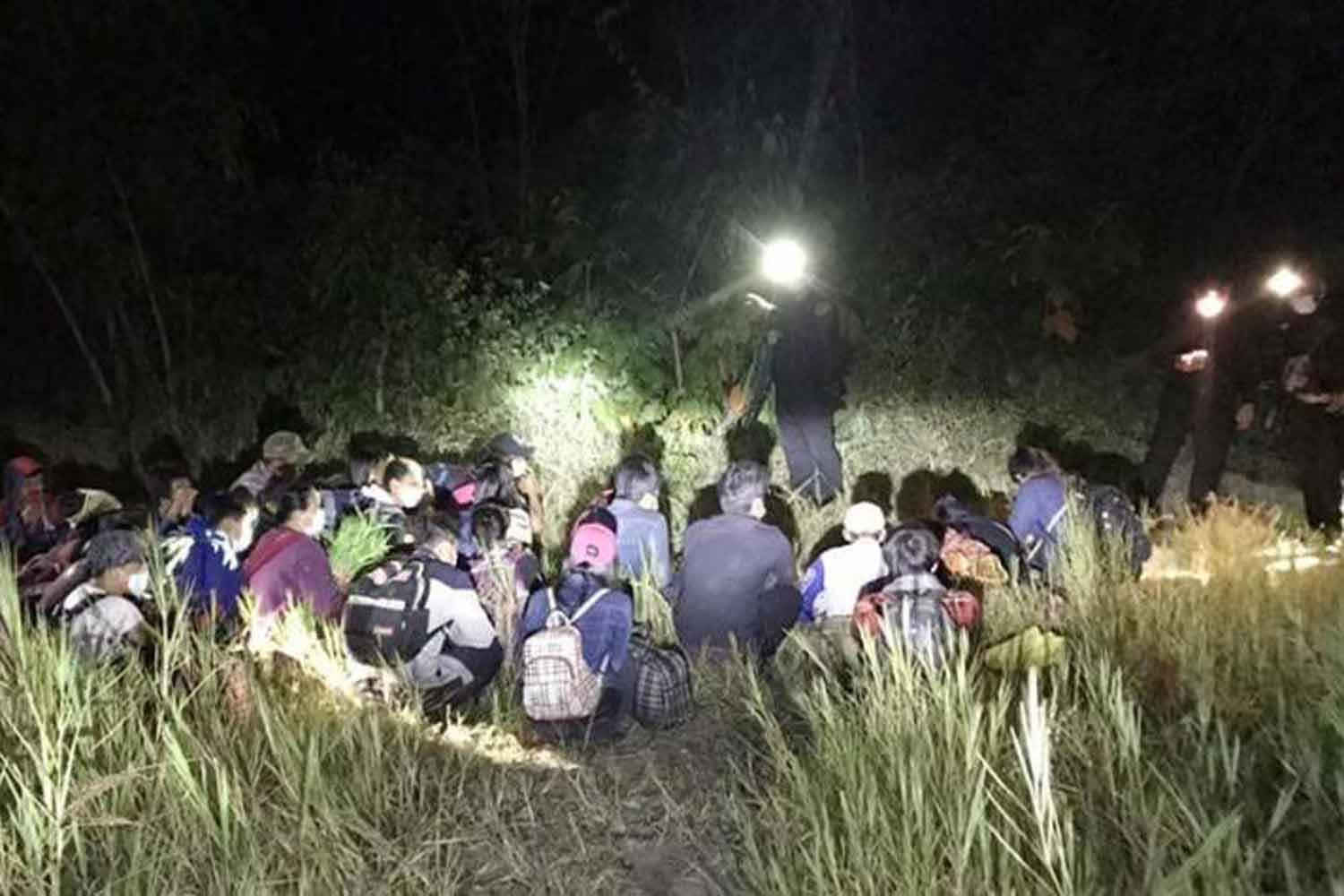 Security officials stop 25 illegal Myanmar migrants in Muang district, Kanchanaburi, on Dec 13. (Photo by Piyarat Chongcharoen)