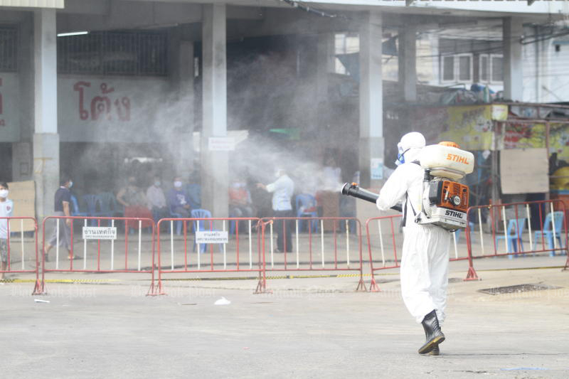 A health worker sprays disinfectant at the Central Shrimp Market in Muang district of Samut Sakhon province on Thursday, to clear the area for a field hospital set up there on Friday. (Photo: Arnun Chonmahatrakool) A health worker sprays disinfectant at the Central Shrimp Market in Muang district of Samut Sakhon province on Thursday, to clear the area for a field hospital set up there on Friday. (Photo: Arnun Chonmahatrakool)