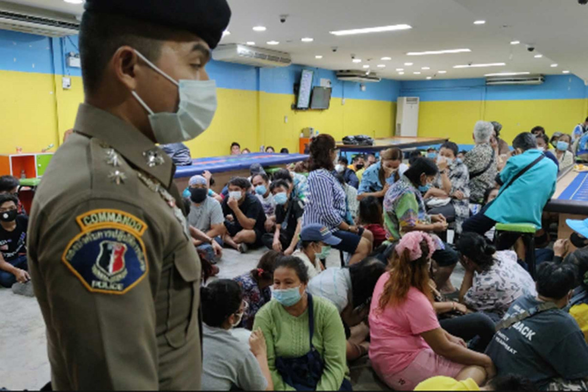 Bangkok Post - Senior city police face inquiry over gambling den in Laksi